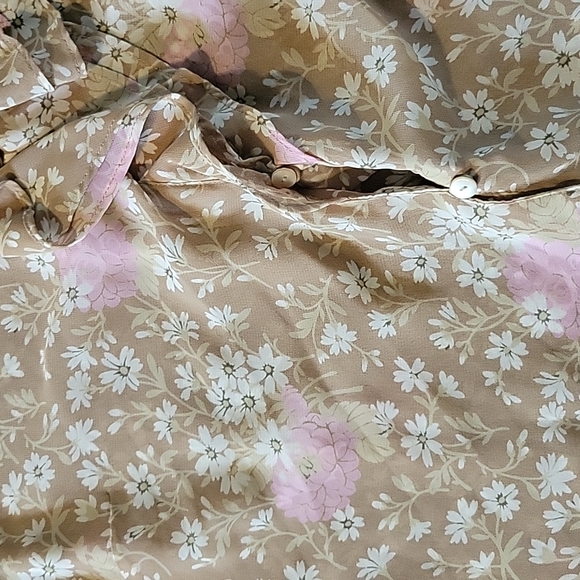 EUC Liz Claiborne Tan Floral Sheer Top 12 - Picture 3 of 5